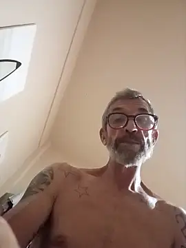 chris-sbh11 online show from May 6, 2026, 3:46 am