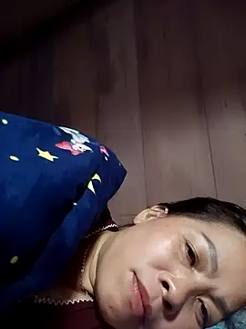 Snapshot of -Luni- chatting on July 17, 2026, 1:40 pm -Luni- online show from July 17, 2026, 1:40 pm