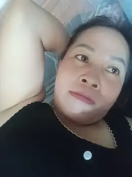Snapshot of -Luni- chatting on August 4, 2026, 6:05 am -Luni- online show from August 4, 2026, 6:05 am