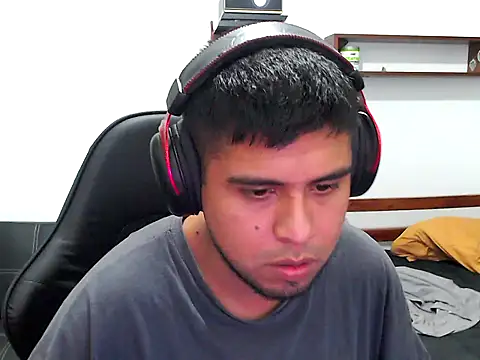 axellrz  online show from April 4, 2026, 11:35 pm