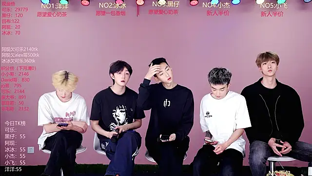 Snapshot of w-lucky02 chatting on May 1, 2026, 9:25 am w-lucky02 online show from May 1, 2026, 9:25 am