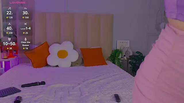 Snapshot of EvelinWood_ chatting on April 6, 2026, 5:14 pm EvelinWood online show from April 6, 2026, 5:14 pm