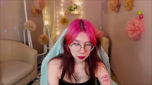 Snapshot of Alice_Nyx chatting on April 5, 2026, 8:17 pm Alice Nyx online show from April 5, 2026, 8:17 pm