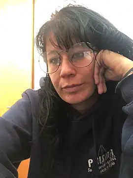 Laacoluu online show from April 7, 2026, 1:11 pm