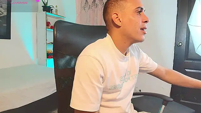 Axel  fierro online show from April 4, 2026, 10:51 pm