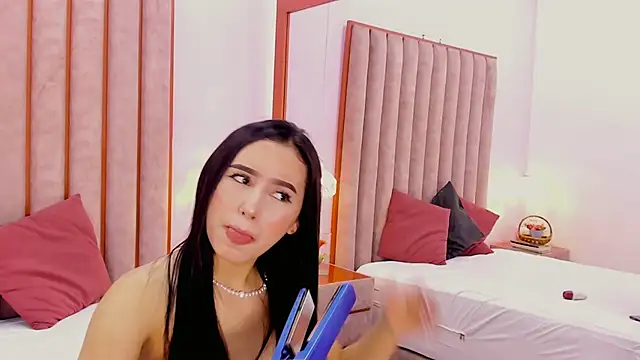 Snapshot of Zoe_Monrow chatting on May 19, 2026, 12:44 pm Zoe Monrow online show from May 19, 2026, 12:44 pm
