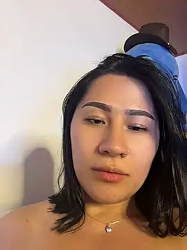 EvelynLeen  online show from May 13, 2026, 12:30 am