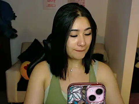 EvelynLeen  online show from May 21, 2026, 7:10 pm