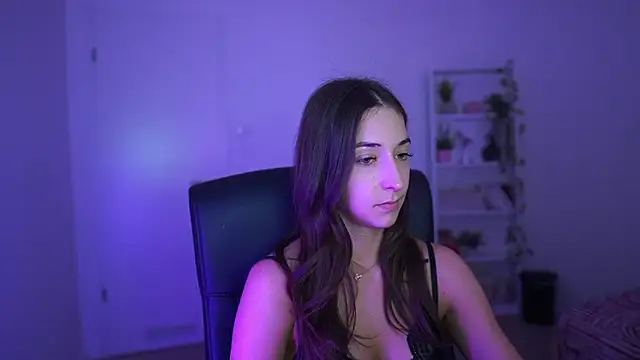 Snapshot of Crystalbrunette18 chatting on April 9, 2026, 6:24 pm Crystalbrunette18 online show from April 9, 2026, 6:24 pm
