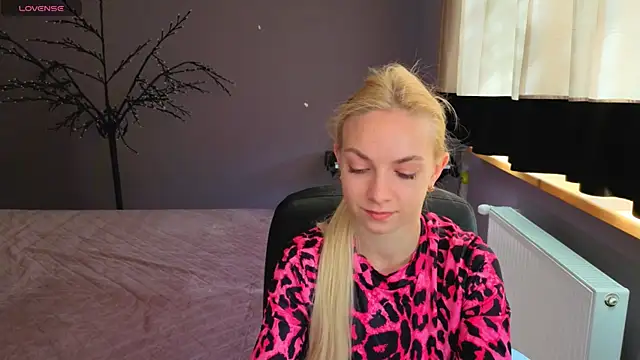 SonnySofia online show from May 5, 2026, 5:37 am