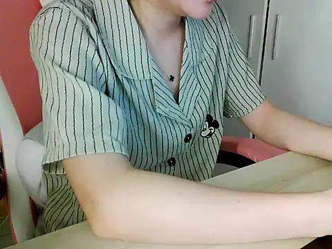 Snapshot of lucienguyen chatting on April 7, 2026, 9:43 am lucienguyen online show from April 7, 2026, 9:43 am