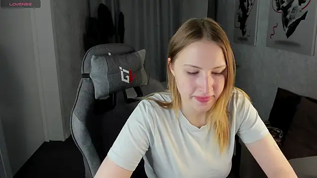 Snapshot of April_Jackson chatting on April 13, 2026, 1:00 am April Jackson online show from April 13, 2026, 1:00 am