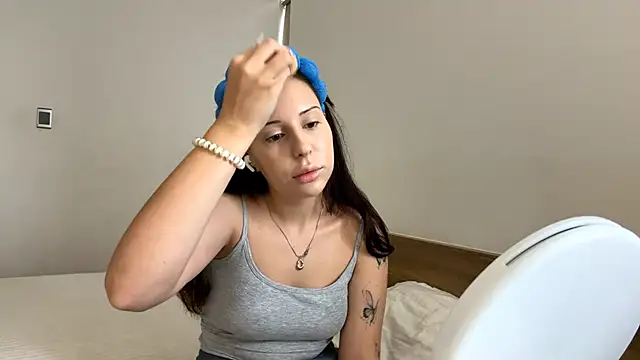 VinitaAskia online show from April 15, 2026, 5:14 am