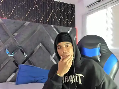 Snapshot of axel_silva4 chatting on May 17, 2026, 7:32 pm axel silva4 online show from May 17, 2026, 7:32 pm