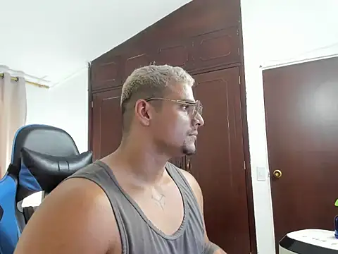 Snapshot of Iron_leo chatting on April 7, 2026, 9:15 pm Iron leo online show from April 7, 2026, 9:15 pm