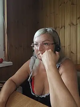 Snapshot of White-Chocolatte chatting on June 15, 2026, 6:04 am White-Chocolatte online show from June 15, 2026, 6:04 am