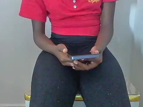 Snapshot of Momoe02 chatting on April 12, 2026, 10:42 am Momoe02 online show from April 12, 2026, 10:42 am