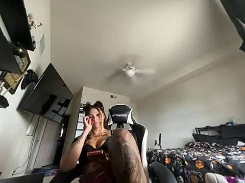 Tattedphoenix online show from June 25, 2026, 6:01 pm