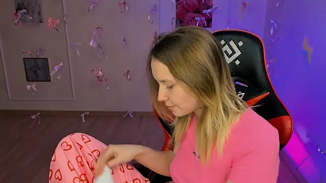 Snapshot of yourella chatting on April 13, 2026, 8:53 am yourella online show from April 13, 2026, 8:53 am