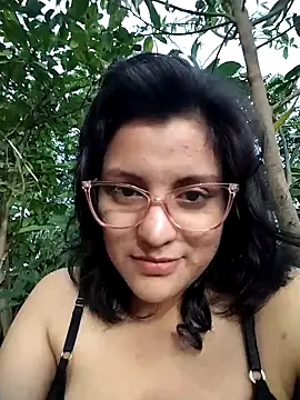 Snapshot of sienna_elara chatting on April 9, 2026, 10:42 am sienna elara online show from April 9, 2026, 10:42 am