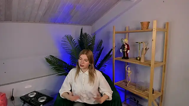 GloriaCwik online show from April 9, 2026, 2:33 pm