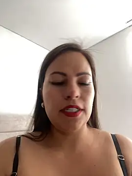 MIA ROSSEEE online show from June 24, 2026, 7:35 pm