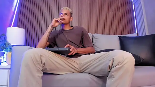 Snapshot of Omen20_ chatting on April 9, 2026, 12:21 pm Omen20 online show from April 9, 2026, 12:21 pm