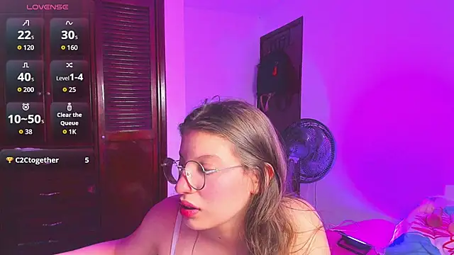 Snapshot of liiliie_petite chatting on July 17, 2026, 10:14 pm liiliie petite online show from July 17, 2026, 10:14 pm