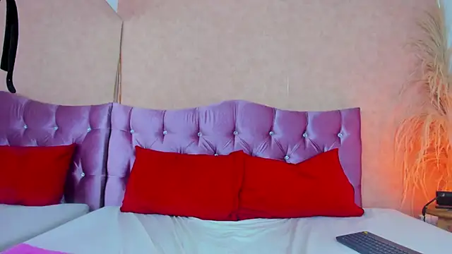 MIIA JHONS online show from April 29, 2026, 5:06 pm