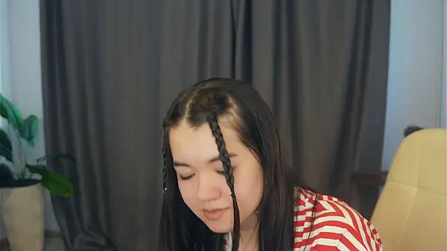 ShanaYock online show from April 13, 2026, 7:03 am