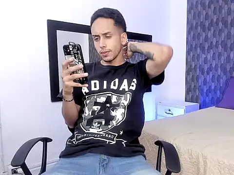 Snapshot of Zack_isback chatting on April 9, 2026, 11:43 pm Zack isback online show from April 9, 2026, 11:43 pm