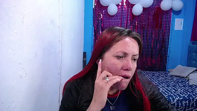 Snapshot of carolinhe26 chatting on April 27, 2026, 10:13 am carolinhe26 online show from April 27, 2026, 10:13 am