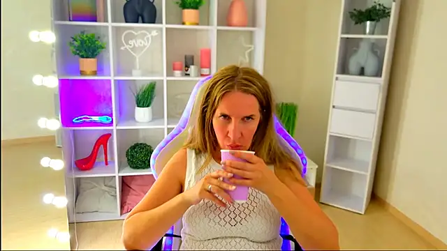 Snapshot of MollyLoll chatting on July 1, 2026, 11:01 am MollyLoll online show from July 1, 2026, 11:01 am