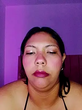 Snapshot of Izel_ chatting on April 24, 2026, 4:04 am Izel online show from April 24, 2026, 4:04 am