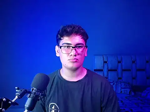 Snapshot of Andruetxx chatting on April 13, 2026, 12:49 am Andruetxx online show from April 13, 2026, 12:49 am