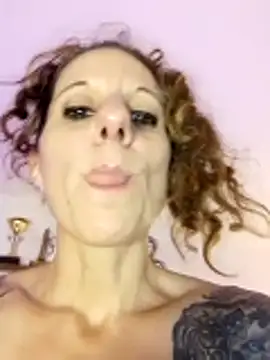 LauKiss online show from April 16, 2026, 9:39 pm