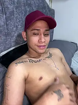 Snapshot of MrDark_Fire chatting on April 15, 2026, 1:01 am MrDark Fire online show from April 15, 2026, 1:01 am