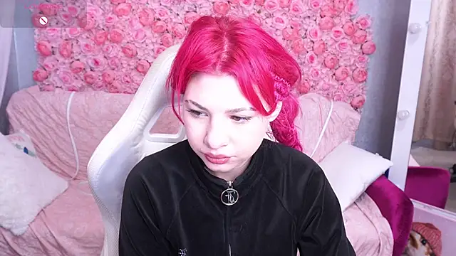 Snapshot of PinkyTrix chatting on April 21, 2026, 5:36 am PinkyTrix online show from April 21, 2026, 5:36 am