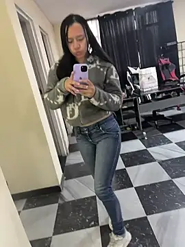 Candy-firee online show from April 13, 2026, 11:16 am