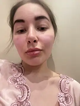 Doris2222 online show from April 12, 2026, 7:19 pm