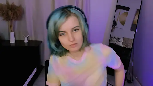 NikaBabyX online show from April 17, 2026, 1:36 pm