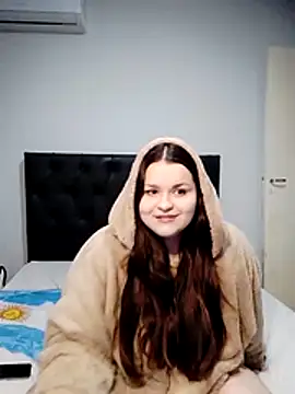 estrell4 online show from June 25, 2026, 11:42 pm
