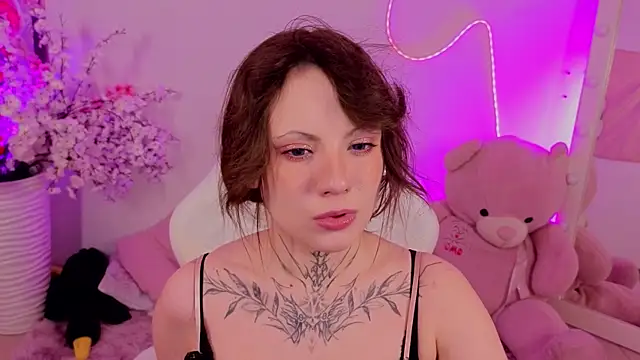 EricaMoonn online show from May 18, 2026, 9:37 am