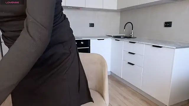 Snapshot of Molly_Beauti chatting on April 14, 2026, 5:02 am Molly Beauti online show from April 14, 2026, 5:02 am