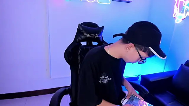 Snapshot of Adrien_silex chatting on April 16, 2026, 2:18 pm Adrien silex online show from April 16, 2026, 2:18 pm