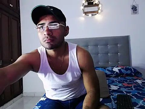 zeussexyhot online show from April 23, 2026, 3:52 am