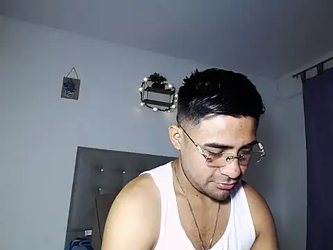 zeussexyhot online show from April 24, 2026, 4:15 am