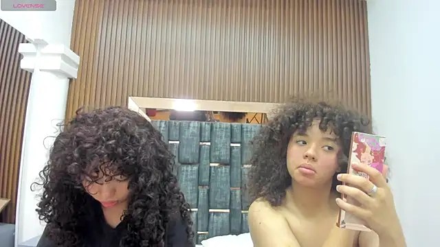 Chloe and Violeta online show from May 2, 2026, 11:59 am