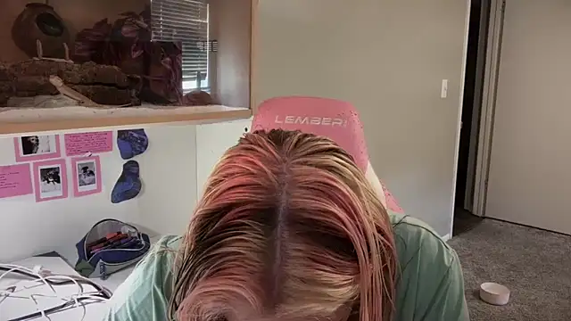 MUSCLEMOMMY1365 online show from May 18, 2026, 4:24 pm