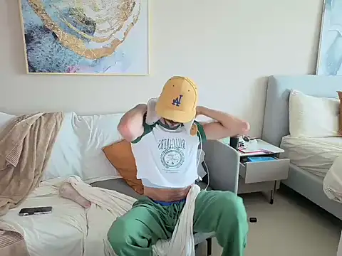 iClouddotcum online show from April 17, 2026, 5:32 am